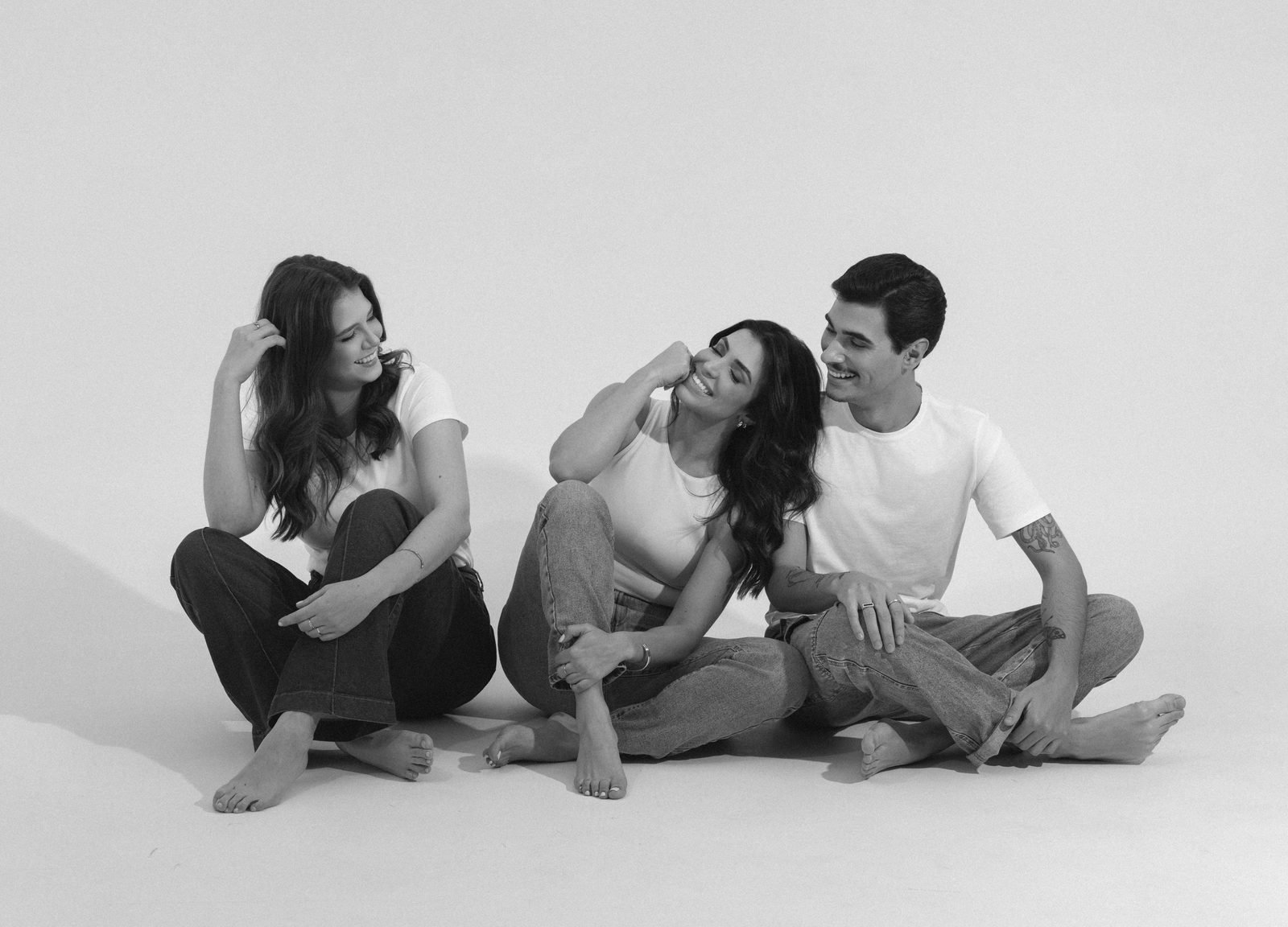 As três pessoas do Studio Carolina Brandalise sentadas lado a lado